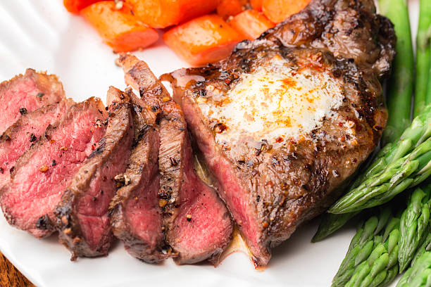 Filete de costilla grande con espárragos al lado
